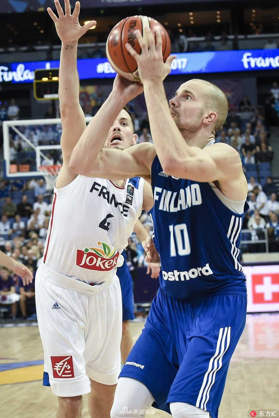 芬兰新星闪耀赫尔辛基 马尔卡宁率队加时爆冷掀翻法国 芬兰队7号新星马尔卡宁面对法国防守球员,高高跃起,眼神坚定地投出三分球的瞬间,全场球迷屏息凝视。