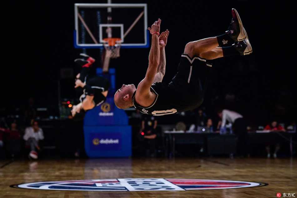 花式篮球旋风席卷濠江 琉球帝王与高阳猎户座激战前夕引爆全场 表演者以一记充满力量感的砸球动作作为ending pose,篮球在他身前弹起,他双臂张开,昂首挺胸,接受着全场观众山呼海啸般的喝彩与掌声。