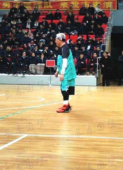 花甲之年仍叱咤篮坛,赵本山率队狂砍分获封“铁岭杜兰特” 赛场上,赵本山面带微笑与年轻队友击掌庆祝,轻松愉快的氛围显示出团队的默契与比赛的友谊性质