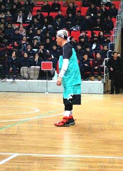 花甲之年仍叱咤篮坛,赵本山率队狂砍分获封“铁岭杜兰特” 本山大叔在罚球线附近从容跳投,手势标准,篮球在空中划出一道优美的弧线,场边观众目光齐聚