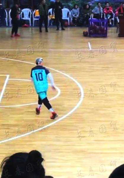 花甲之年仍叱咤篮坛,赵本山率队狂砍分获封“铁岭杜兰特” 赵本山持球面对防守,做出逼真的假动作晃动对手,篮球基本功扎实,颇有几分职业球员的风采