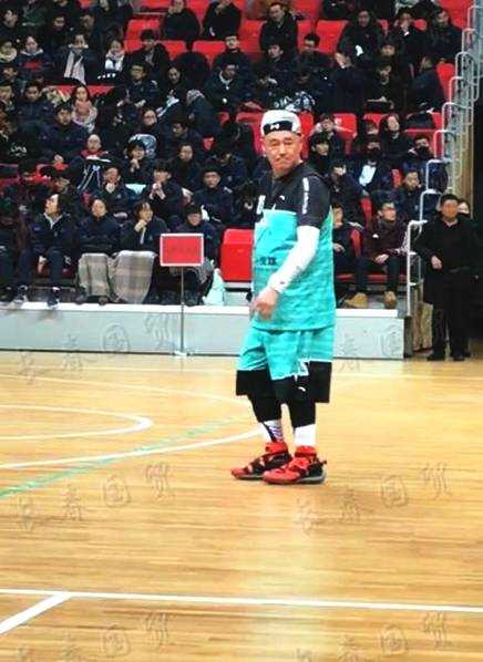 花甲之年仍叱咤篮坛,赵本山率队狂砍分获封“铁岭杜兰特” 篮下的激烈拼抢中,赵本山高高跃起,抢下关键篮板球,他花白的头发与认真的表情,形成一道独特的风景