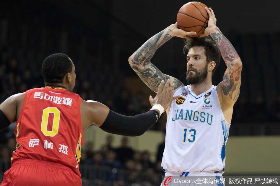 苏州主场收官战惜败深圳,肯帝亚最后时刻与胜利失之交臂 终场哨响,技术台上的比分牌定格在97比100,记录着肯帝亚这场虽败犹荣的苏州主场告别战。