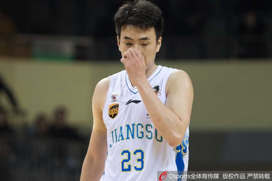 苏州主场收官战惜败深圳,肯帝亚最后时刻与胜利失之交臂 侯逸凡最后一刻的三分出手,全场目光聚焦于篮球的轨迹,可惜运气最终未能站在主队一边。