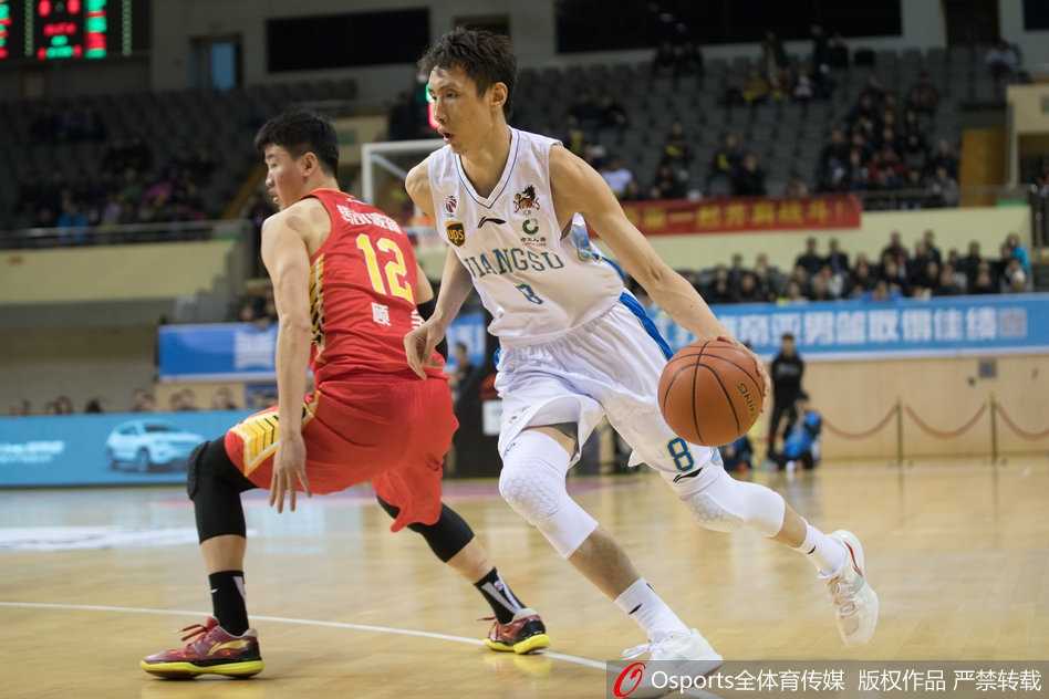 苏州主场收官战惜败深圳,肯帝亚最后时刻与胜利失之交臂 深圳队外援萨林杰内线强攻拉杜利察,肌肉碰撞的激烈程度仿佛能让球迷隔着屏幕感受到现场的火热气氛。