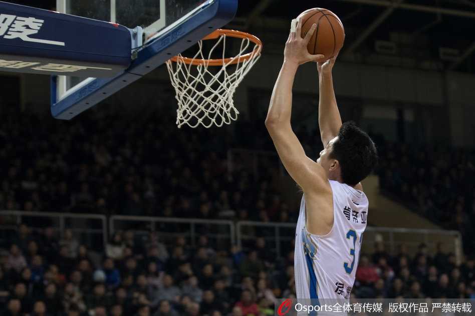 苏州主场收官战惜败深圳,肯帝亚最后时刻与胜利失之交臂 马尚·布鲁克斯在深圳队多人包夹下强行突破,眼神中透露出对胜利的极度渴望。