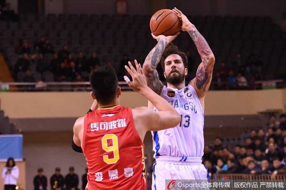 苏州主场收官战惜败深圳,肯帝亚最后时刻与胜利失之交臂 老将易立犹如一把尖刀,犀利地突破深圳队的防线,用一次次奋不顾身的冲击力扛着球队前行。