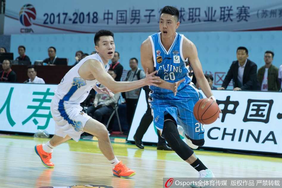 苏州主场首秀燃爆,江苏肯帝亚力克北京首钢夺取开门红 激烈的篮下卡位战,江苏与北京的球员们肌肉碰撞,拼抢篮板,每个回合都充满了火药味与对抗强度。