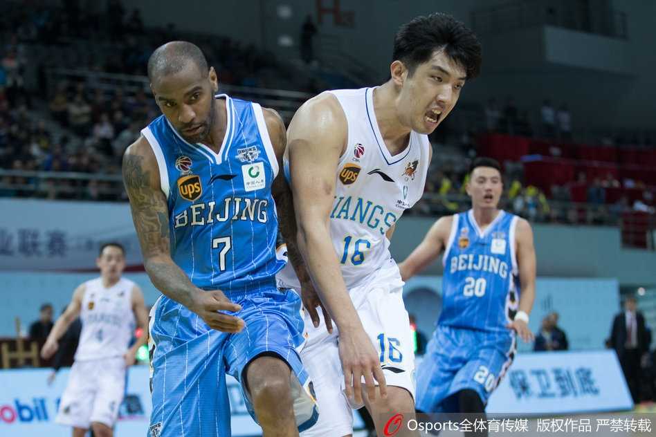 苏州主场首秀燃爆,江苏肯帝亚力克北京首钢夺取开门红 江苏队核心布鲁克斯运球突破,面对北京首钢两名防守球员的包夹,他毫无惧色,眼神中透露出必胜的决心。