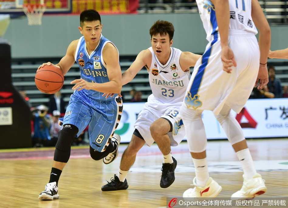 苏州主场首秀燃爆,江苏肯帝亚力克北京首钢夺取开门红 北京队方硕跳投三分,球在空中划出优美弧线,这位国内顶尖后卫全场砍下26分,展现了出色的竞技状态。