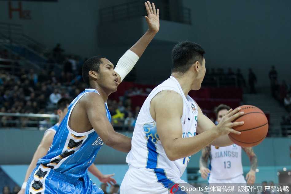 苏州主场首秀燃爆,江苏肯帝亚力克北京首钢夺取开门红 江苏队老将易立持球突破,他的经验与沉稳是球队的宝贵财富,此役他贡献两双,为胜利立下汗马功劳。