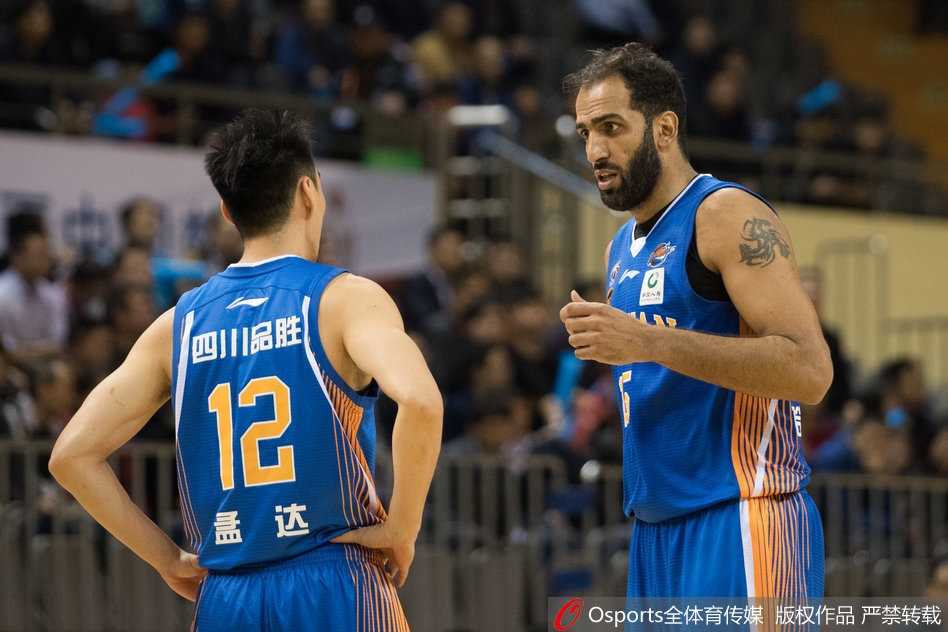 苏州体育馆的火焰与灰烬:江苏肯帝亚三连胜背后的热血江湖 比赛结束瞬间江苏球员紧紧相拥,汗水与喜悦交织成最动人的画面