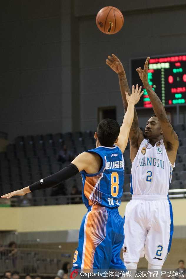 苏州体育馆的火焰与灰烬:江苏肯帝亚三连胜背后的热血江湖 哈达迪在内线肌肉丛林中强行起跳,长臂高扬试图完成惊天补扣