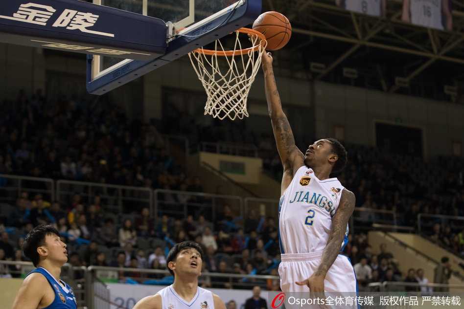 苏州体育馆的火焰与灰烬:江苏肯帝亚三连胜背后的热血江湖 李原宇完成暴扣后仰天长啸,霸气怒吼宣泄着内心的无限激情