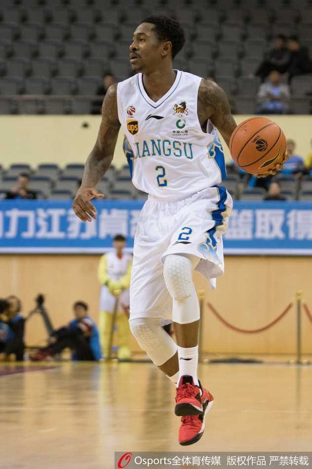 苏州体育馆的火焰与灰烬:江苏肯帝亚三连胜背后的热血江湖 马尚·布鲁克斯如闪电般撕裂四川防线,眼神凌厉带球突破如入无人之境