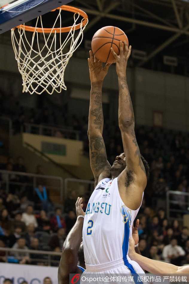 苏州体育馆的火焰与灰烬:江苏肯帝亚三连胜背后的热血江湖 江苏替补席球员全部起立庆祝,脸上的笑容比苏州的霓虹灯还要灿烂