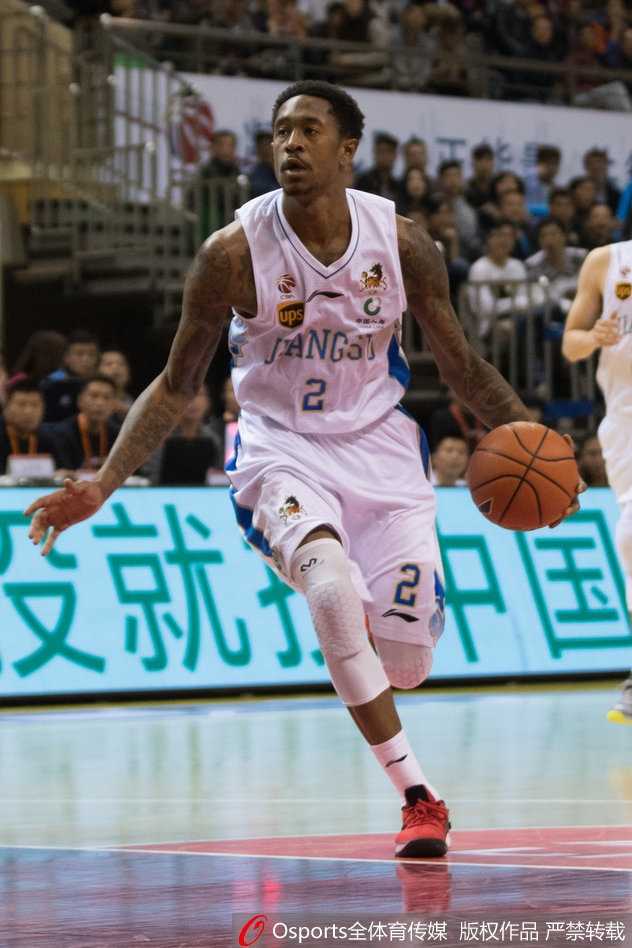 苏州体育馆的火焰与灰烬:江苏肯帝亚三连胜背后的热血江湖 侯逸凡快攻中飞身单手劈扣,整个球馆的激情被他这一记重扣瞬间点燃