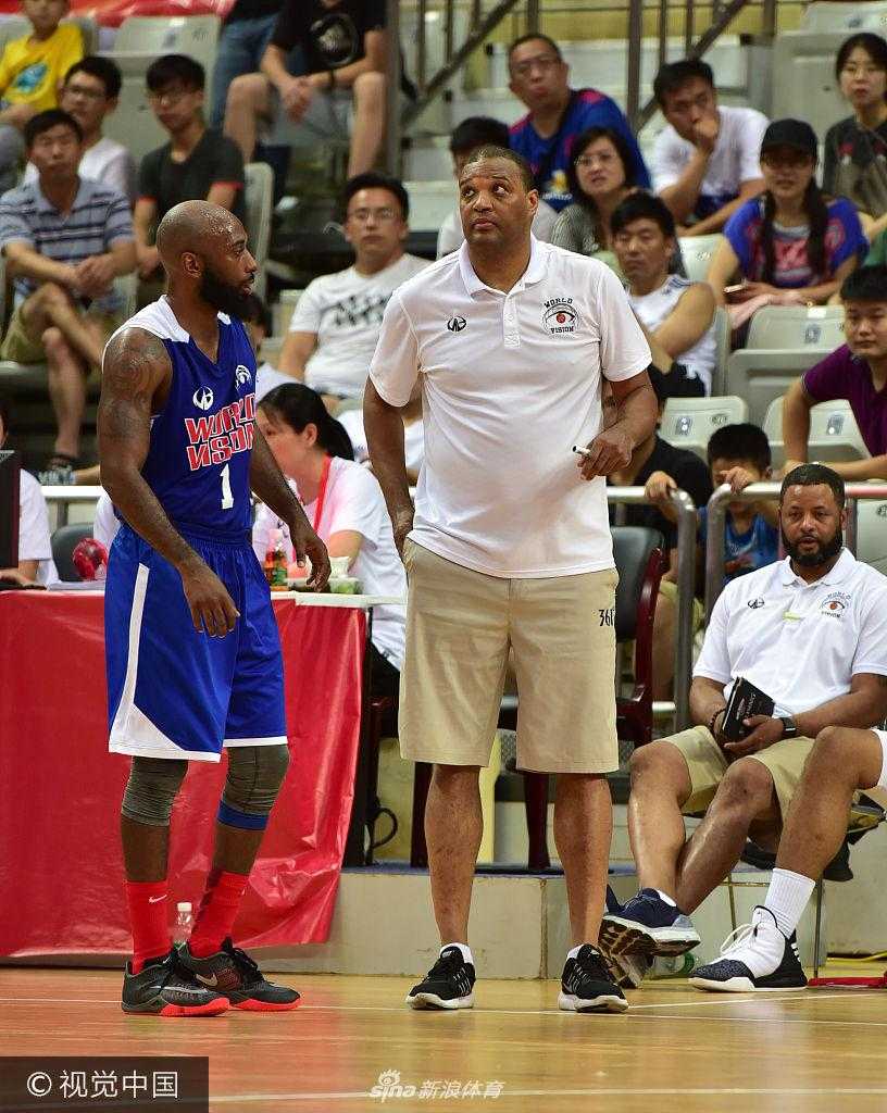 苏州八国赛美国职业联队力克白俄罗斯,赛场风云激荡 美国队教练在场边挥拳怒吼,汗水浸透了他的衬衫,每一个手势都传递着战术指令,他的激情点燃了整个替补席的斗志。