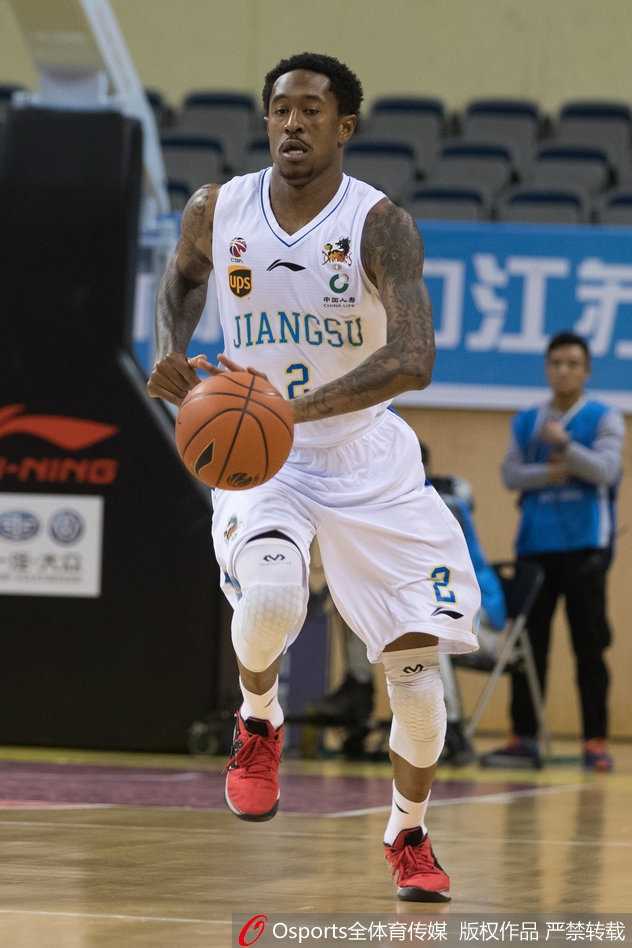 苏州冬夜寒战:肯帝亚主场爆冷负吉林,东北虎双外援联手“狩猎”成功 吉林队外援兰德里在江苏队内线群中高高跃起,以一敌众摘得前场篮板,强硬作风令人印象深刻。