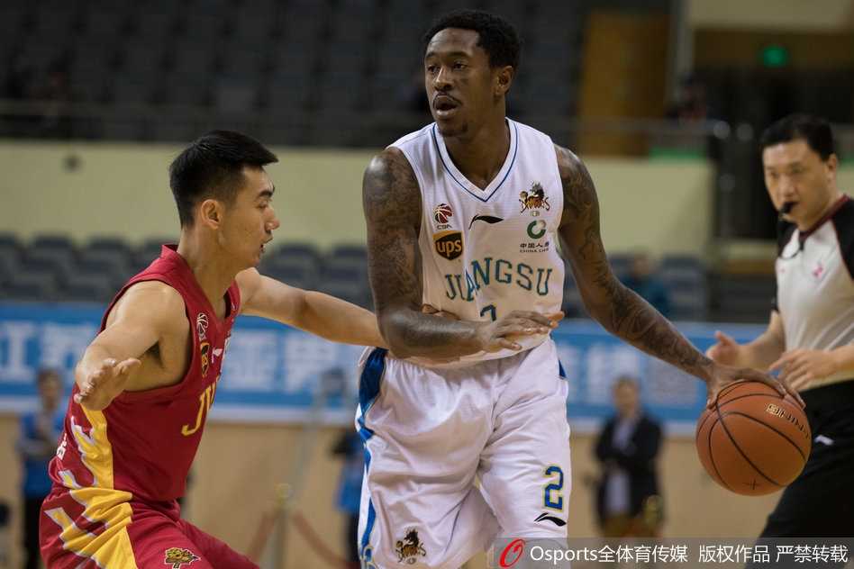 苏州冬夜寒战:肯帝亚主场爆冷负吉林,东北虎双外援联手“狩猎”成功 比赛结束后,吉林东北虎的球员们围在一起激情庆祝这场来之不易的客场胜利,脸上洋溢着难以言表的喜悦。