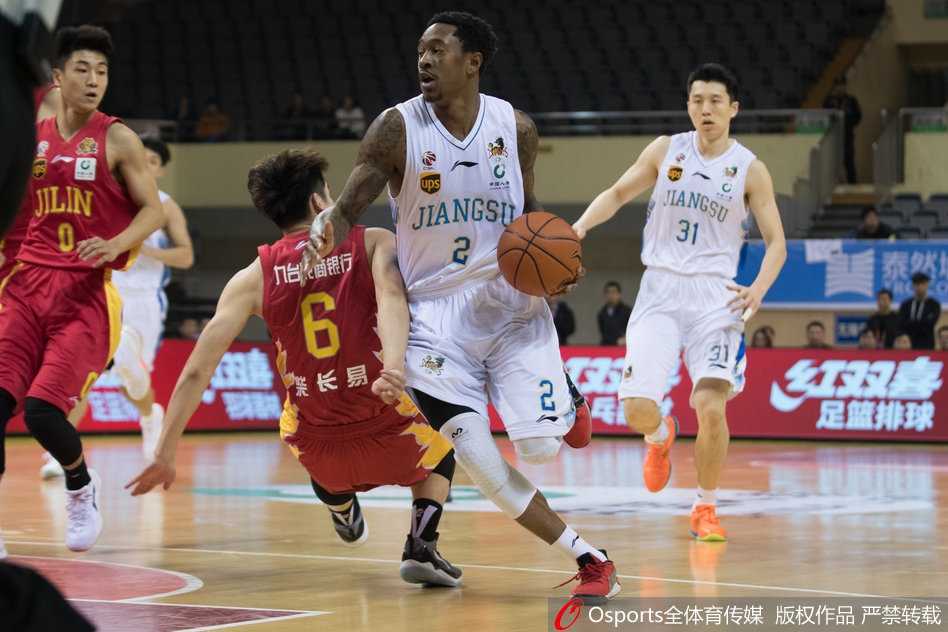 苏州冬夜寒战:肯帝亚主场爆冷负吉林,东北虎双外援联手“狩猎”成功 吉林队韦弗迎着防守球员,干拔跳投三分,篮球空心入网,这一球几乎杀死了比赛悬念。