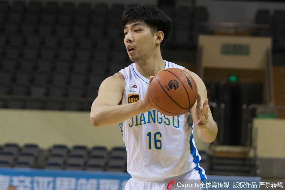 苏州冬夜寒战:肯帝亚主场爆冷负吉林,东北虎双外援联手“狩猎”成功 江苏肯帝亚核心布鲁克斯面对吉林队的包夹防守,毫无畏惧,强行突破上篮,展现“小科比”风采。