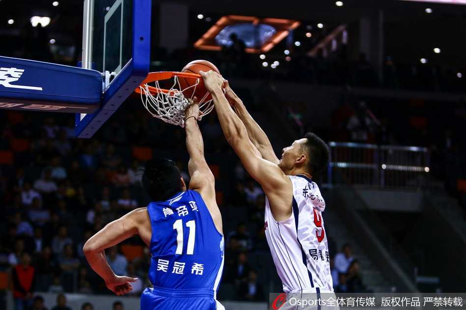 苏粤大战经典重生 布鲁克斯绝杀终结广东七年连胜 身披广东红色战袍的易建联在江苏多人围堵下高高跃起,宛若展翅的华南虎,指尖轻轻一拨,篮球听话地飞向篮筐方向。