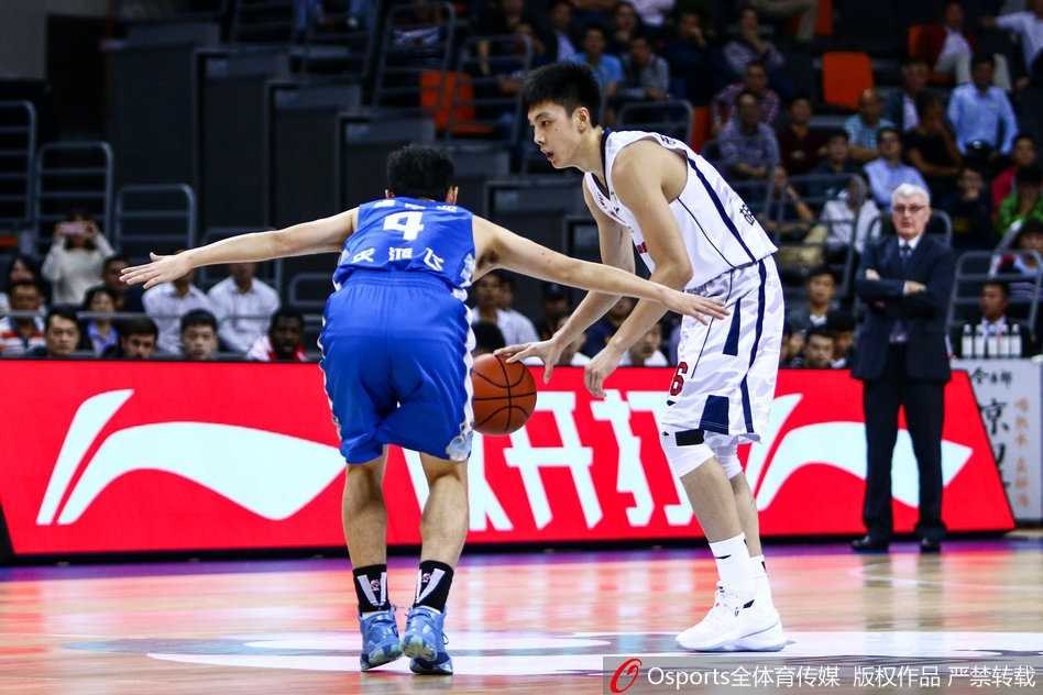 苏粤大战经典重生 布鲁克斯绝杀终结广东七年连胜 江苏外援拉杜利察在易建联头顶强硬摘下篮板,他那充满力量感的肌肉线条在灯光下闪闪发光,眼神里满是不屈的斗志。