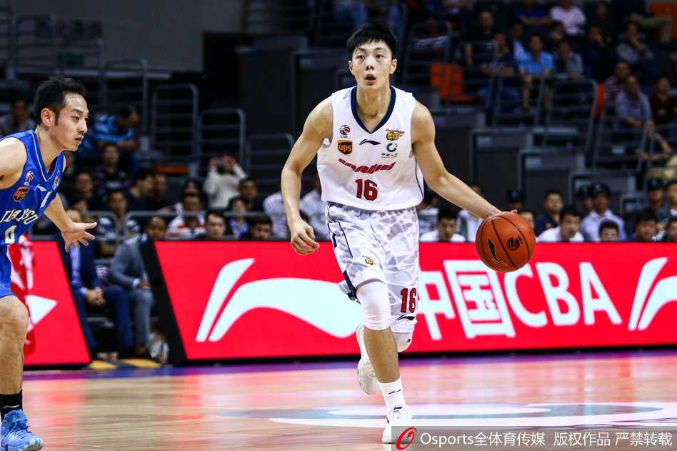 苏粤大战经典重生 布鲁克斯绝杀终结广东七年连胜 江苏全队在场中央围成一圈,教练和球员们肩膀搭着肩膀高喊着胜利口号,汗水与笑容交织,诠释着团队篮球的真正含义。