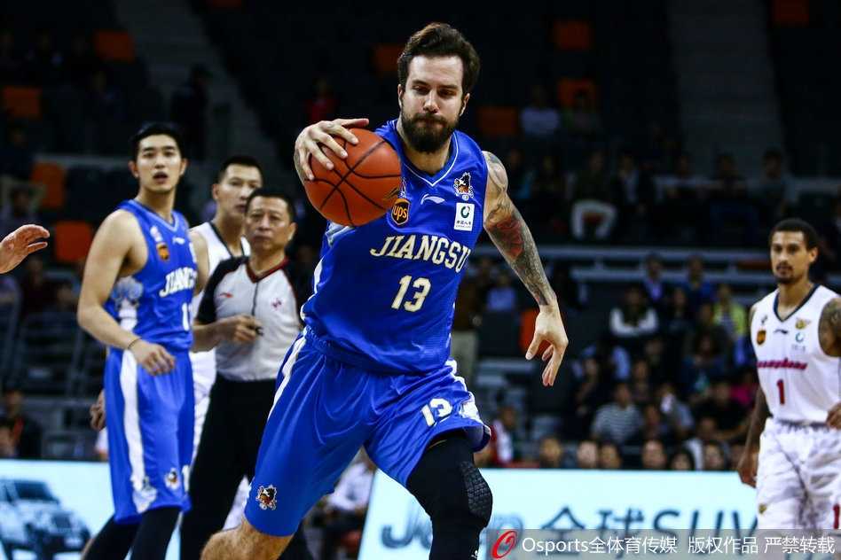 苏粤大战经典重生 布鲁克斯绝杀终结广东七年连胜 马尚·布鲁克斯高高跳起完成绝杀,篮球在空中划出彩虹般的弧线,他身后的计时器闪烁着红色的2秒,定格了这永恒的一刻。