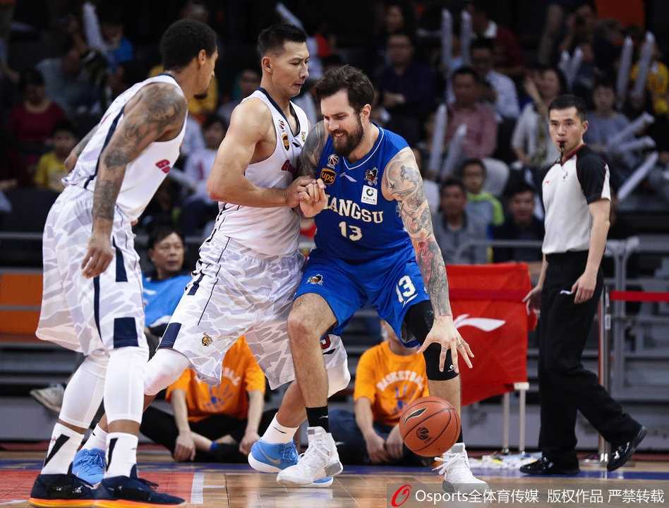 苏粤大战经典重生 布鲁克斯绝杀终结广东七年连胜 易建联叉腰低头站在篮下,眼神中充满不甘,身后是欢庆胜利的江苏球员,巨大的反差让人感受到竞技体育的残酷。