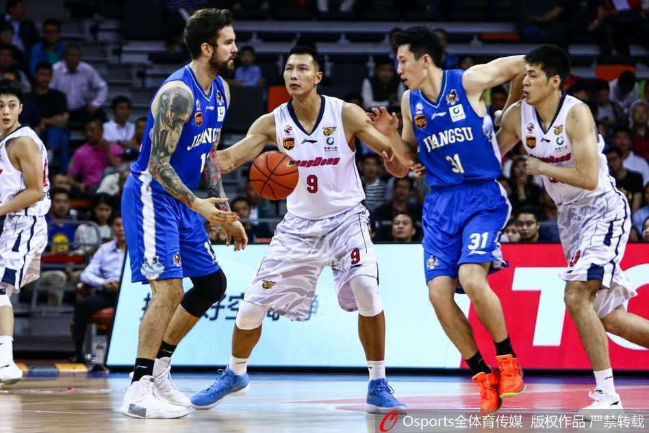 苏粤大战经典重生 布鲁克斯绝杀终结广东七年连胜 投进绝杀后,布鲁克斯被疯狂的队友们团团围住,他握紧拳头仰天长啸,脸上的汗水在灯光下闪烁着钻石般的光芒。