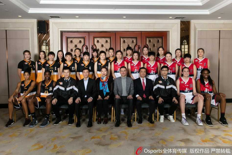 英雄城绽放巾帼荣耀 回首二零一八南北全明星的璀璨之夜 南方队队员露雯如一道红色闪电突破防线,面对北区高大球员的补防,她毫无惧色,在空中拉杆上篮,身体舒展得像一只飞翔的凤凰,这一刻,她是全场最耀眼的明星。