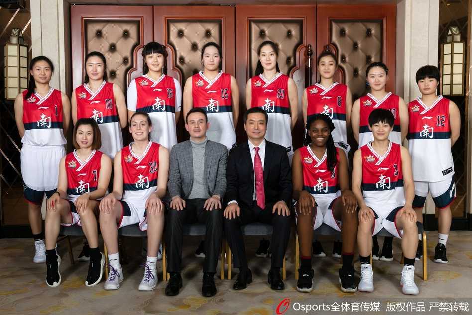 英雄城绽放巾帼荣耀 回首二零一八南北全明星的璀璨之夜 场下的好姐妹在场上是针锋相对的对手,北区的金佳宝迎着防守高高跃起,手腕轻压,篮球在空中划出一道彩虹般的优美弧线,这是她加冕三分王的本色演出。