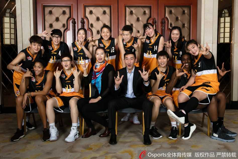 英雄城绽放巾帼荣耀 回首二零一八南北全明星的璀璨之夜 南北明星队的巾帼英雄们站成数排,在镜头前留下了一张象征着友谊与荣耀的全家福,每个人的脸上都洋溢着自信灿烂的笑容,仿佛在告诉世界,这一刻属于中国女篮。