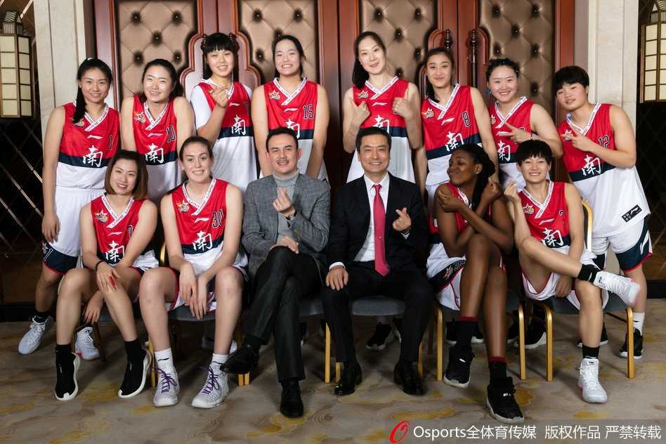 英雄城绽放巾帼荣耀 回首二零一八南北全明星的璀璨之夜 南方队队员在严密包夹下依然冷静地将球传向篮下空位,篮球传出的瞬间,她眼神坚定,仿佛一位指挥千军万马的将军,用精妙的传球撕开对手的整条防线。