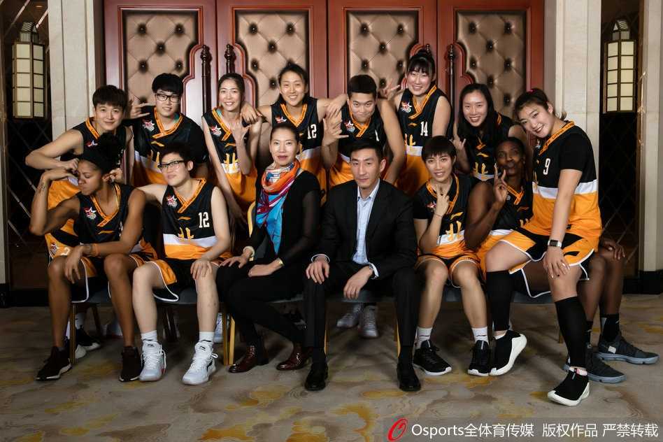 英雄城绽放巾帼荣耀 回首二零一八南北全明星的璀璨之夜 无论输赢,笑容在每个人脸上绽放,南北明星队的队员们赛后亲密地聚在一起,她们搭着肩、牵着手,用最灿烂的笑容为这场在英雄城举办的篮球盛宴画上了圆满的句号。