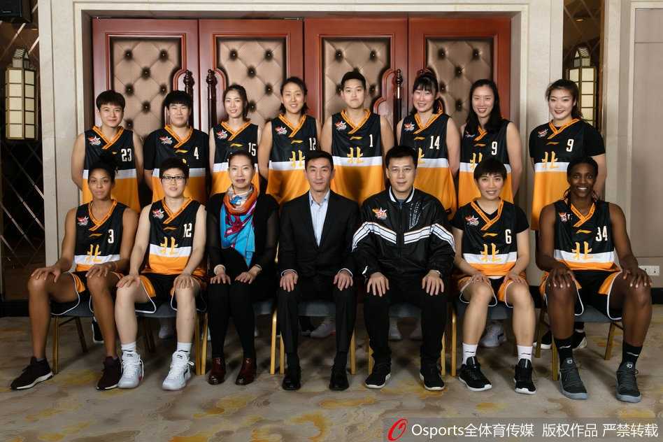 英雄城绽放巾帼荣耀 回首二零一八南北全明星的璀璨之夜 裁判的哨声即将吹响,南北两队的首发五虎在场地中央严阵以待,她们目光如炬,紧紧盯着即将升空的篮球,这紧张又神圣的跳球瞬间,预示着一场精彩对决即将上演。