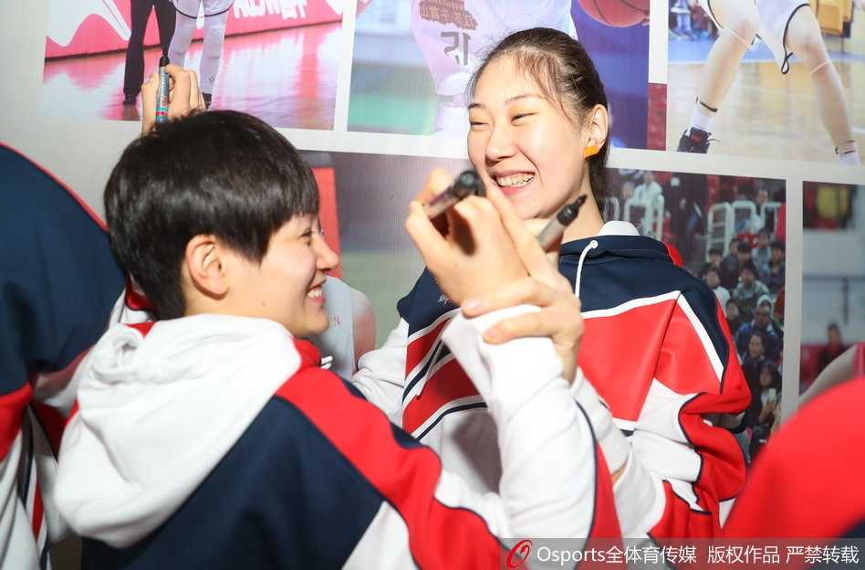 英雄城见证“超越”:姚明携群星闪耀2018 WCBA全明星周末 特邀艺人刘帅良在职业球员的严密防守下依然自信运球突破,他全神贯注的表情和灵动的身姿,证明了这场跨界对决的精彩与真实。