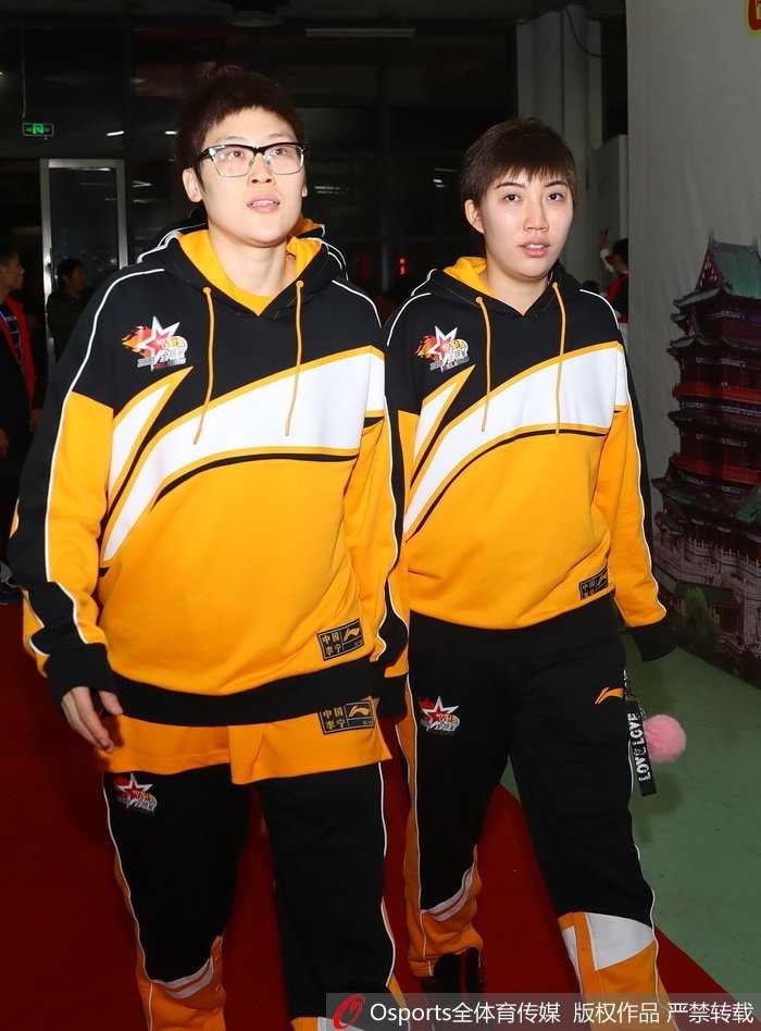 英雄城见证“超越”:姚明携群星闪耀2018 WCBA全明星周末 南区明星队球员露雯在对方内线球员的长臂干扰下,依然凭借出色的腰腹力量完成高难度上篮,她目光如炬,此役她独得21分荣膺MVP。