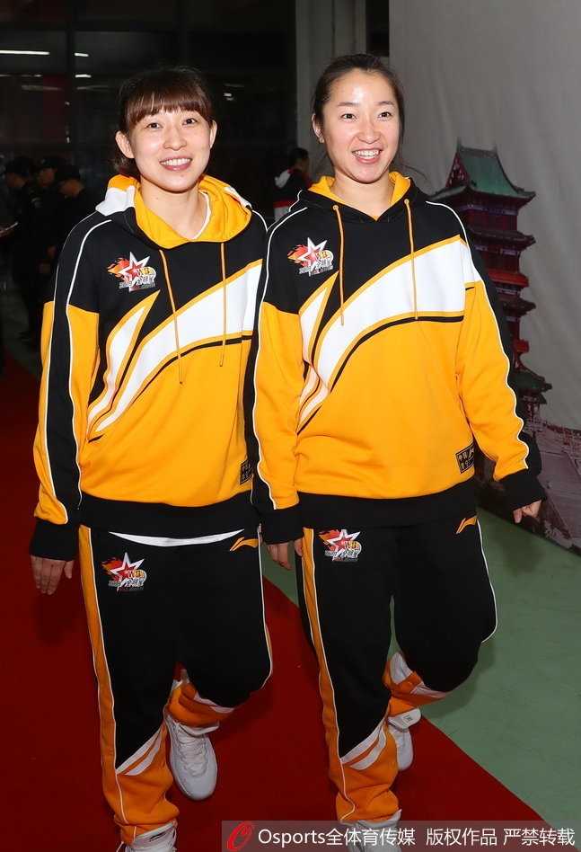 英雄城见证“超越”:姚明携群星闪耀2018 WCBA全明星周末 夺得三分大赛冠军的金佳宝高举冠军奖杯,脸上绽放出灿烂而自信的笑容,她身后的灯光映照出这位神射手的荣耀时刻。