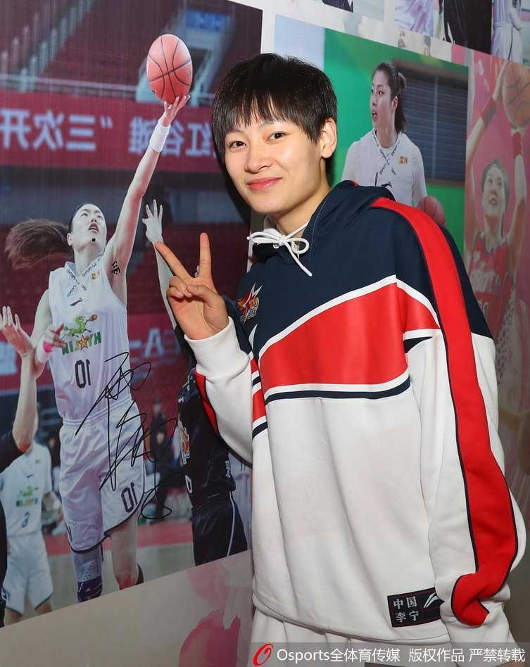 英雄城见证“超越”:姚明携群星闪耀2018 WCBA全明星周末 灯光璀璨的开幕式上,英姿飒爽的女子军乐团成员全神贯注地演奏着乐器,整齐的队列和激昂的旋律为这场篮球盛宴奏响了震撼的开场序曲。