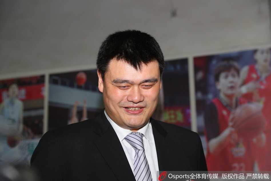 英雄城见证“超越”:姚明携群星闪耀2018 WCBA全明星周末 身形高大的姚明面带微笑,在众人簇拥下信步走入场馆,举手投足间尽显篮坛领路人的沉稳与亲和,他的到来瞬间点燃了全场球迷的热情。