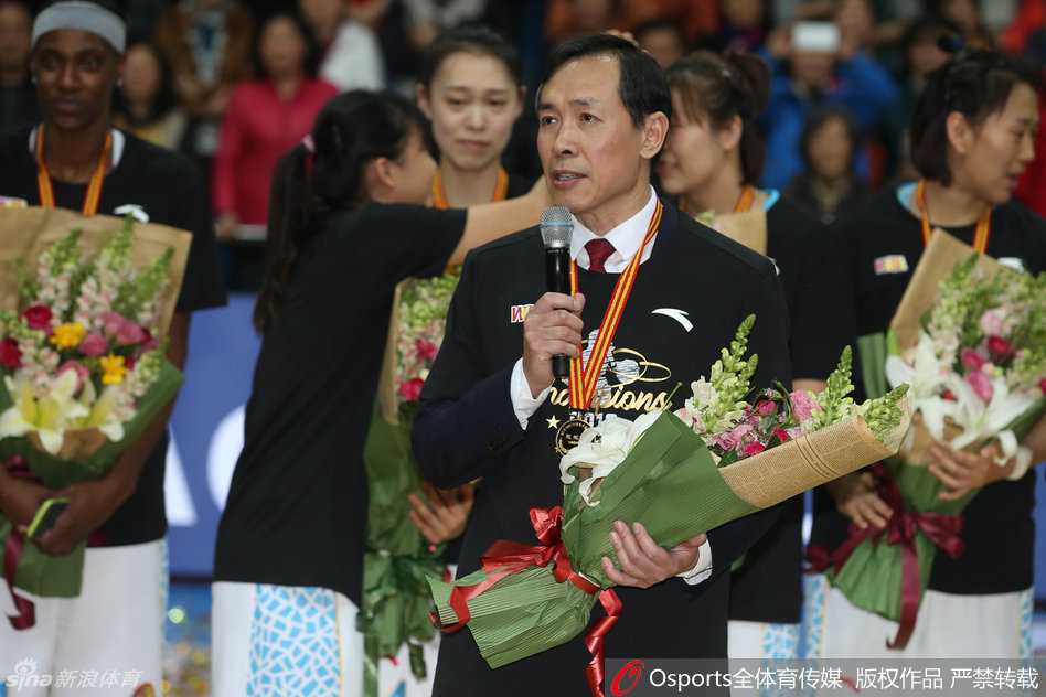 荣耀绽放:北京女篮问鼎总冠军,姚明见证王朝启航 北京女篮全体成员在夺冠后于场地中央拍摄全家福,队员们有的抱着花束,有的高举着象征荣誉的手指,每个人的脸上都洋溢着幸福满足的微笑。