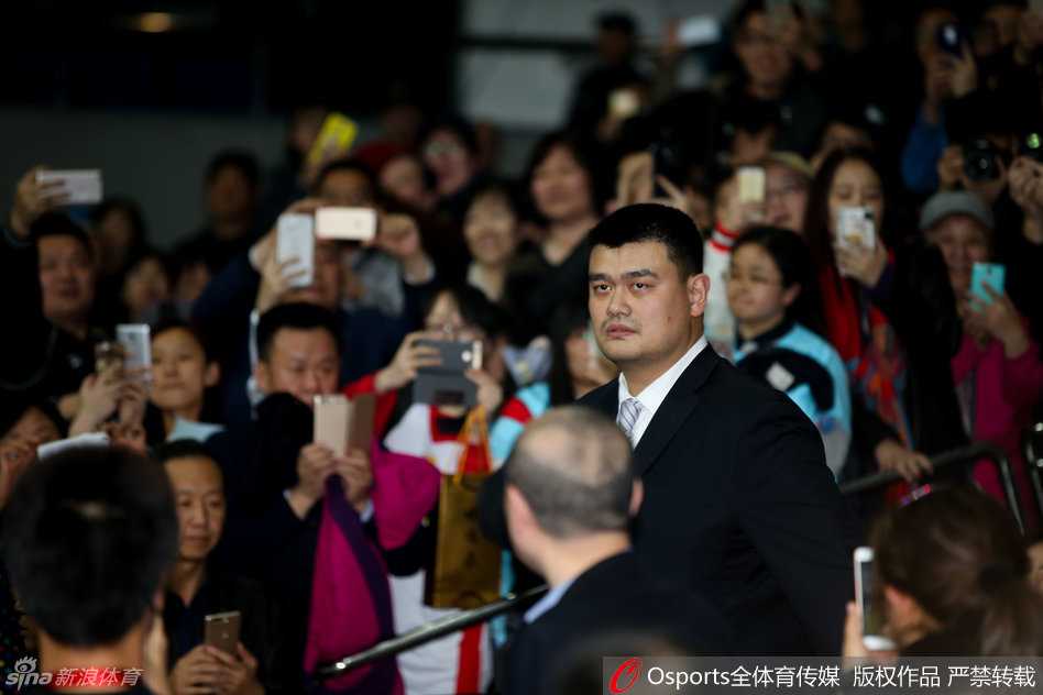 荣耀绽放:北京女篮问鼎总冠军,姚明见证王朝启航 邵婷手握话筒站在场地中央的颁奖台上,身后是巨大的冠军背景板,她面带微笑望向热情的观众,眼神中充满了对未来的无限憧憬与坚定。