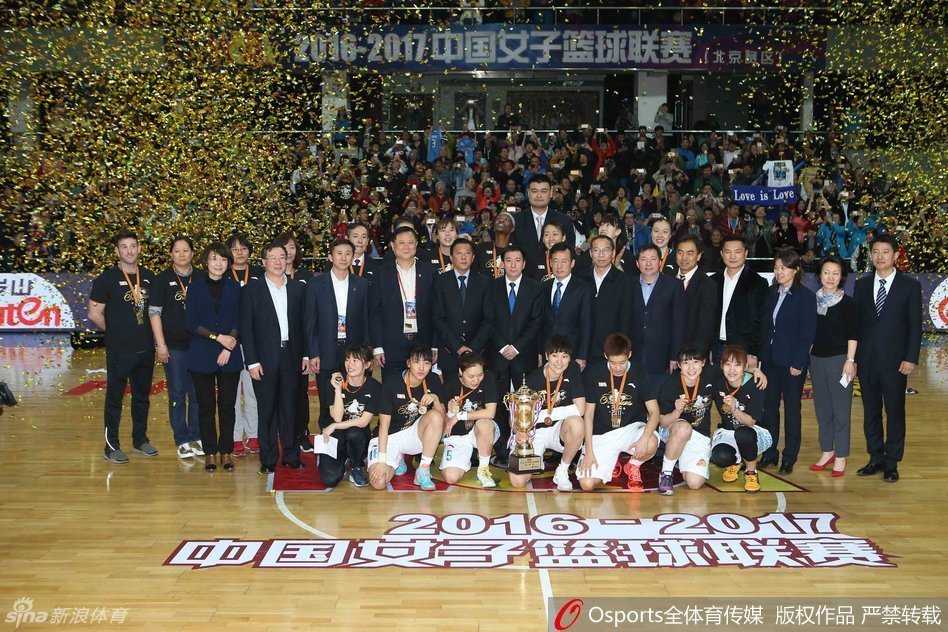 荣耀绽放:北京女篮问鼎总冠军,姚明见证王朝启航 身披13号战袍的邵婷在对手严防死守下依然自信出手,篮球在空中划出一道优美的弧线,她眼神坚毅,仿佛早已预见了篮球空心入网的那一刻。