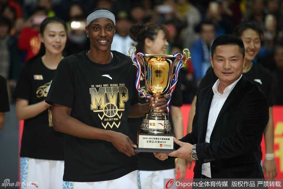 荣耀绽放:北京女篮问鼎总冠军,姚明见证王朝启航 老将张帆左臂缠着厚厚的绷带,在队友的簇拥下用右手奋力将总冠军奖杯高高举起,全场灯光聚焦于此,映照出她眼角泛起的激动泪光。