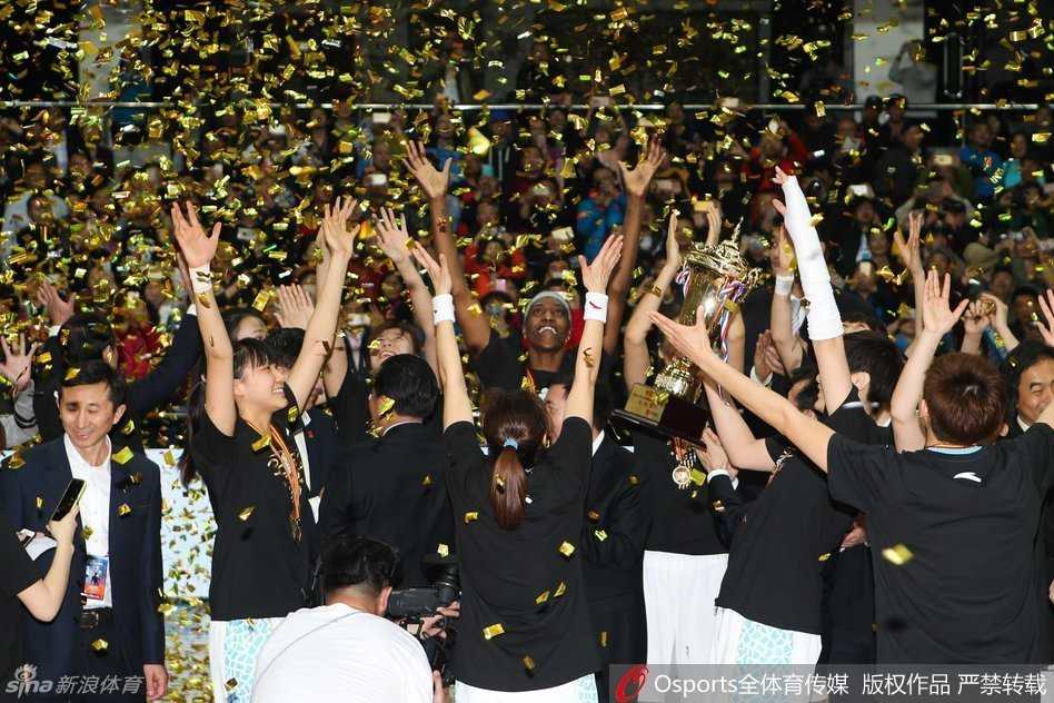 荣耀绽放:北京女篮问鼎总冠军,姚明见证王朝启航 首钢篮球中心漫天金雨纷飞而下,北京女篮众将身披金色绶带战袍,簇拥在一起捧起那座象征最高荣耀的WCBA总冠军鼎,笑容比场馆的灯光更加璀璨夺目。