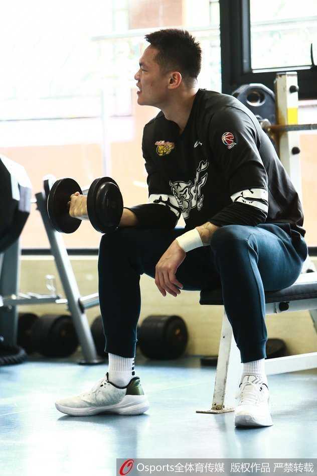 莞军蓄力,剑指蜀地:广东宏远季后赛前最后一练 广东宏远全队进行战术合练,队员们跑动积极,教练组在场边密切关注,整个训练馆洋溢着大战将至的紧张与专注。