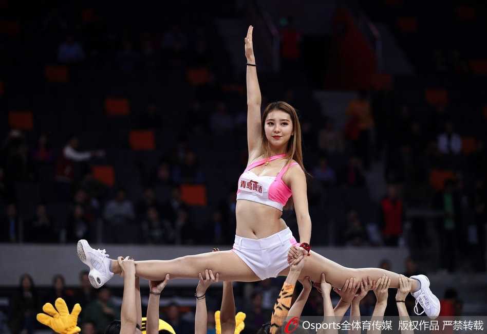 莞式青春:赛场边那抹跃动的粉蓝风暴 宝贝们倚靠在场边栏杆,粉色的衣角与背后的宏远队徽交相辉映,构成一幅动感的体育画卷